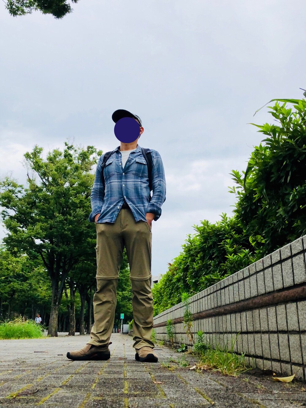 ブルー系のシャツ/ブラウス、ベージュ系のチノパンツ、ベージュ系のスニーカーを着用したメンズの夏コーディネートの1枚目の写真