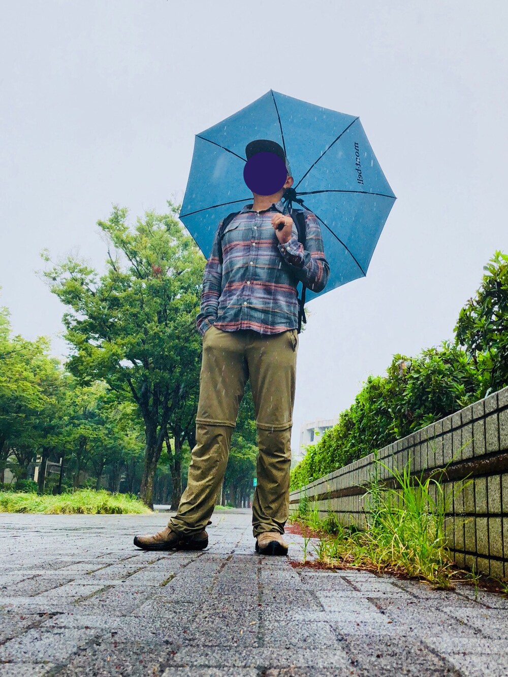 「夏コーデ、カジュアル、シンプル、patagonia、A/Cシャツ、トリビューンパンツ、メレル、ジャングルモック、スニーカー、雨の日コーデ」｜「patagoniaのアイテム（シャツ/ブラウス、グレー系）」を使った、Mさん（メンズ・168cm）の夏コーディネートの1枚目の写真