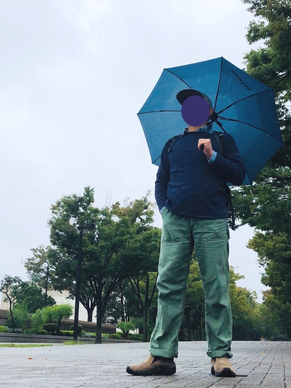 ブルー系のシャツ/ブラウス、ブルー系のTシャツ/カットソー、グリーン系のその他パンツを着用したメンズの秋コーディネートの1枚目の写真