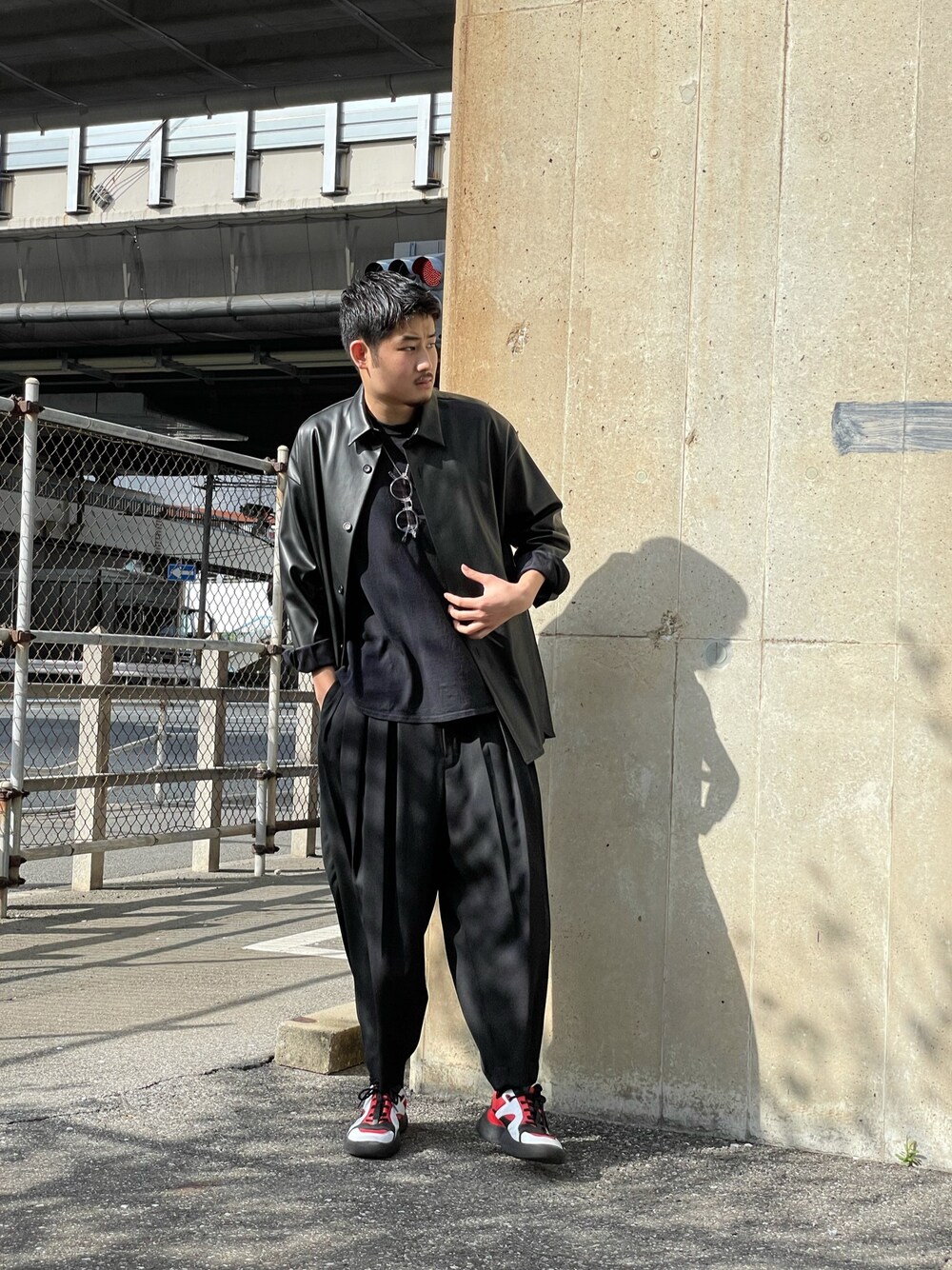 「シンプル、レザー、ブラック、Luis、yohjiyamamoto、adsr、モノトーン、スラックス、モード、ootd」｜「Lui'sのウォッシャブルフェイクラムスキン スリットビッグシャツ（シャツ/ブラウス、ブラック系）」を使った、Shu ⠀Iizukaさん（メンズ・187cm）の春コーディネートの1枚目の写真