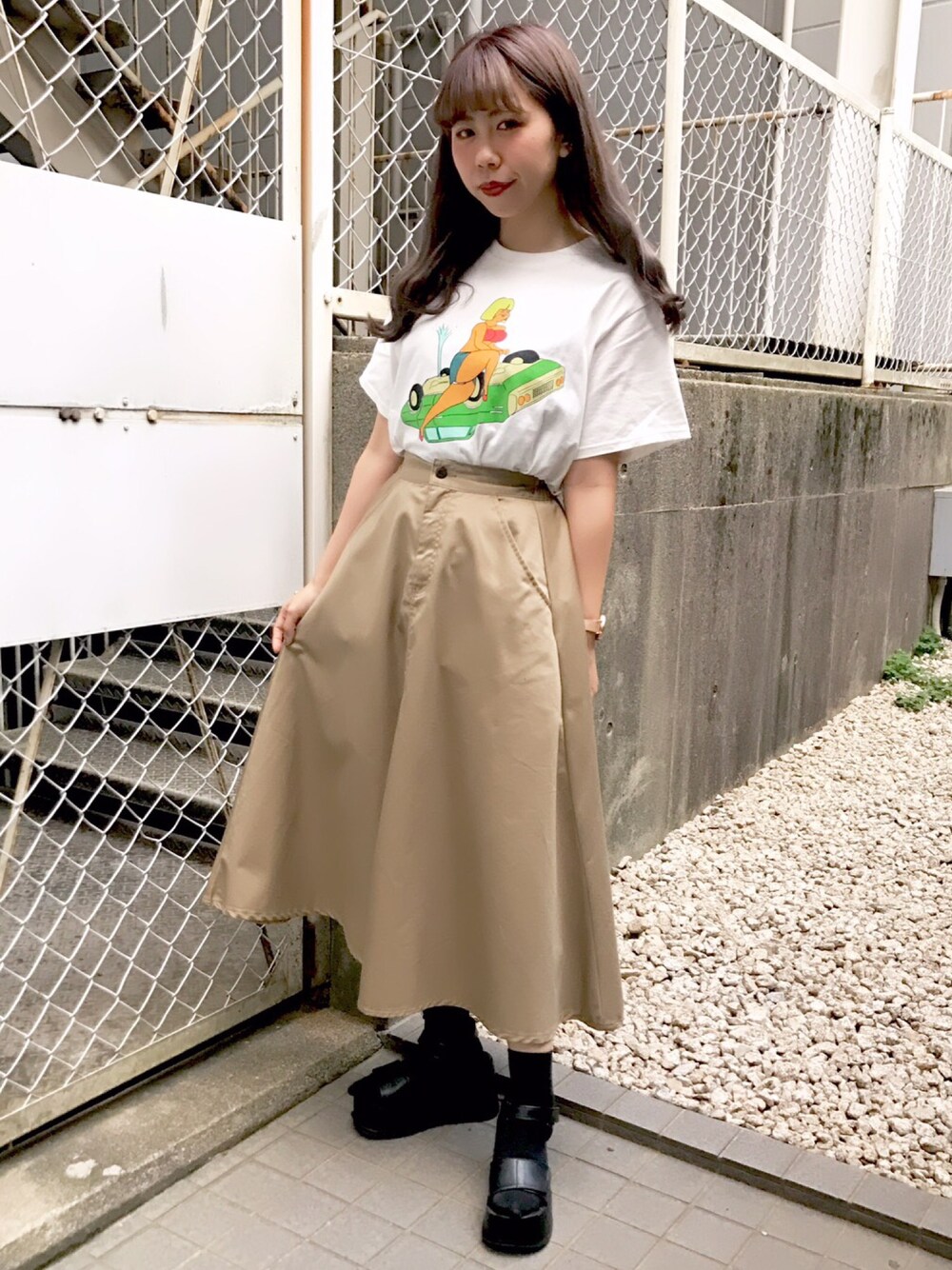 ホワイト系のTシャツ/カットソー、ベージュ系のスカートを着用したレディースの春コーディネートの1枚目の写真