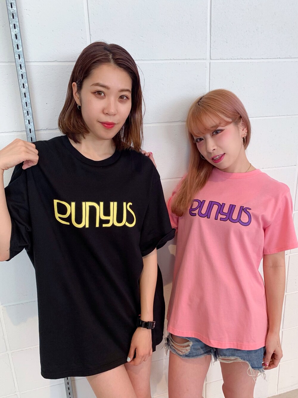 ブラック系のTシャツ/カットソー、ピンク系のTシャツ/カットソー、ブルー系のデニムパンツを着用したレディースの夏コーディネートの1枚目の写真