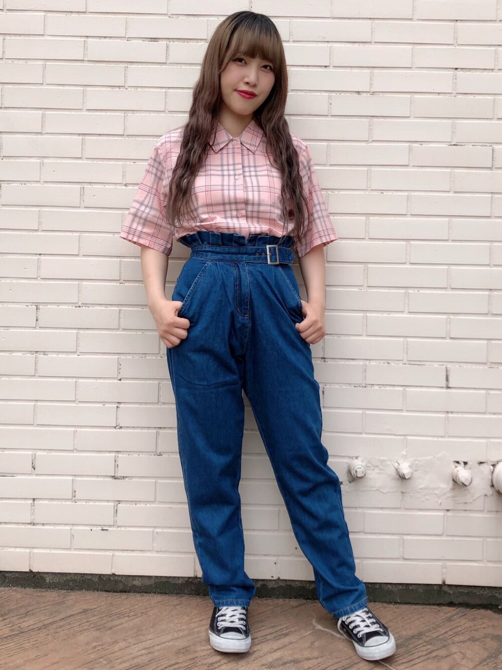 ブルー系のデニムパンツ、ピンク系のシャツ/ブラウスを着用したレディースの夏コーディネートの1枚目の写真