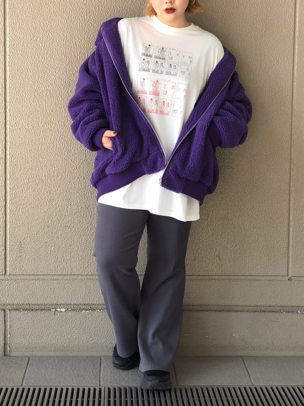 ホワイト系のTシャツ/カットソー、パープル系のブルゾンを着用したレディースの秋コーディネートの1枚目の写真