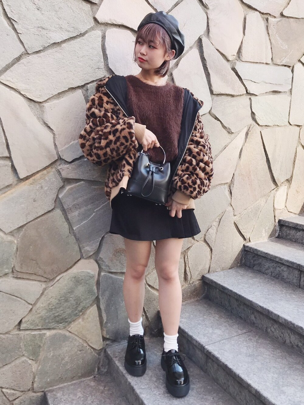 その他のMA-1、ブラウン系のニット/セーター、ブラック系のスカートを着用したレディースの秋コーディネートの1枚目の写真