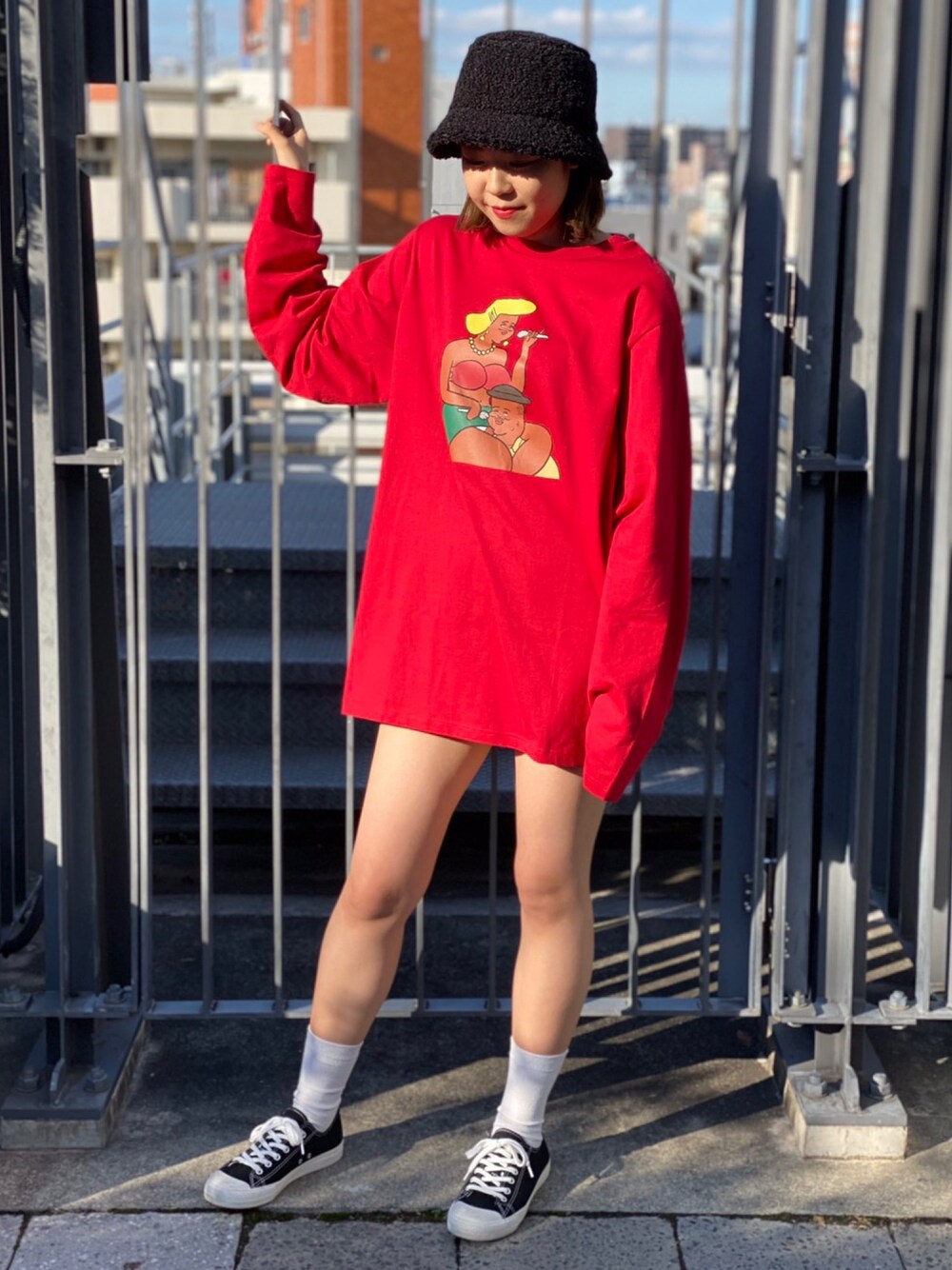 レッド系のTシャツ/カットソーを着用したレディースの秋コーディネートの1枚目の写真