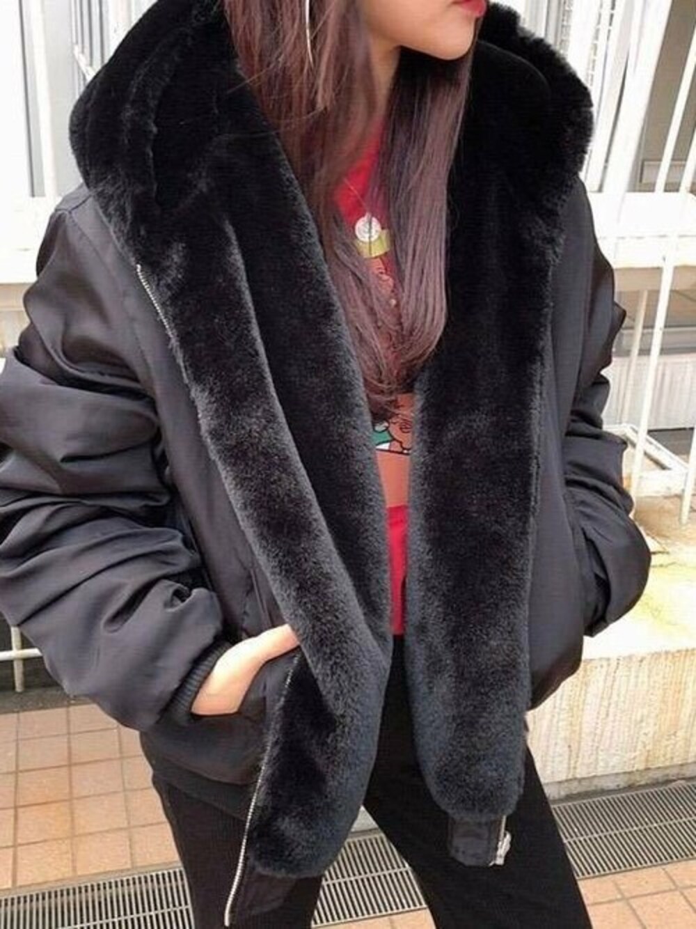 ブラック系のMA-1、レッド系のTシャツ/カットソー、ブラック系のその他パンツを着用したレディースの秋コーディネートの1枚目の写真