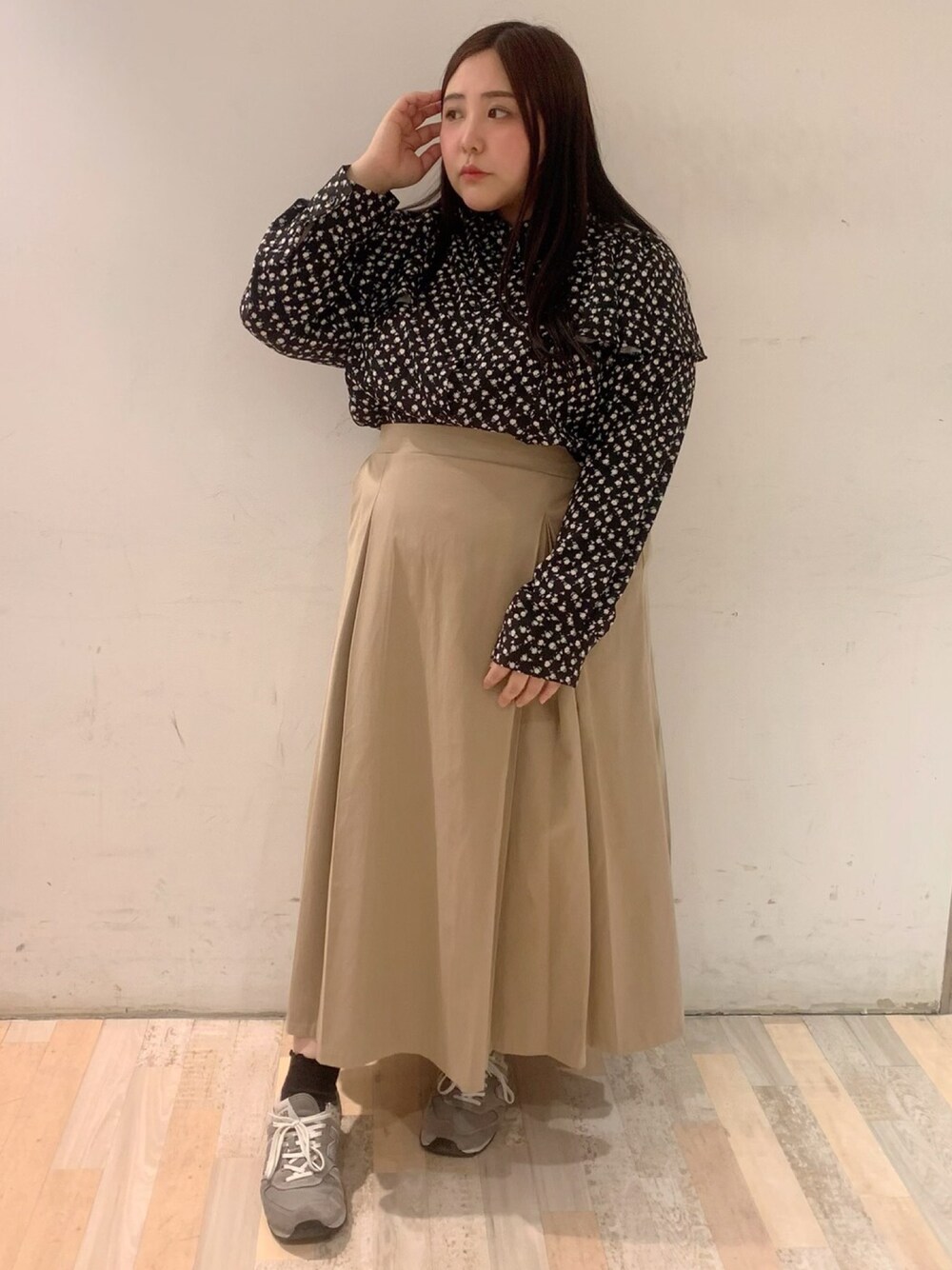ベージュ系のスカートを着用したレディースの春コーディネートの1枚目の写真