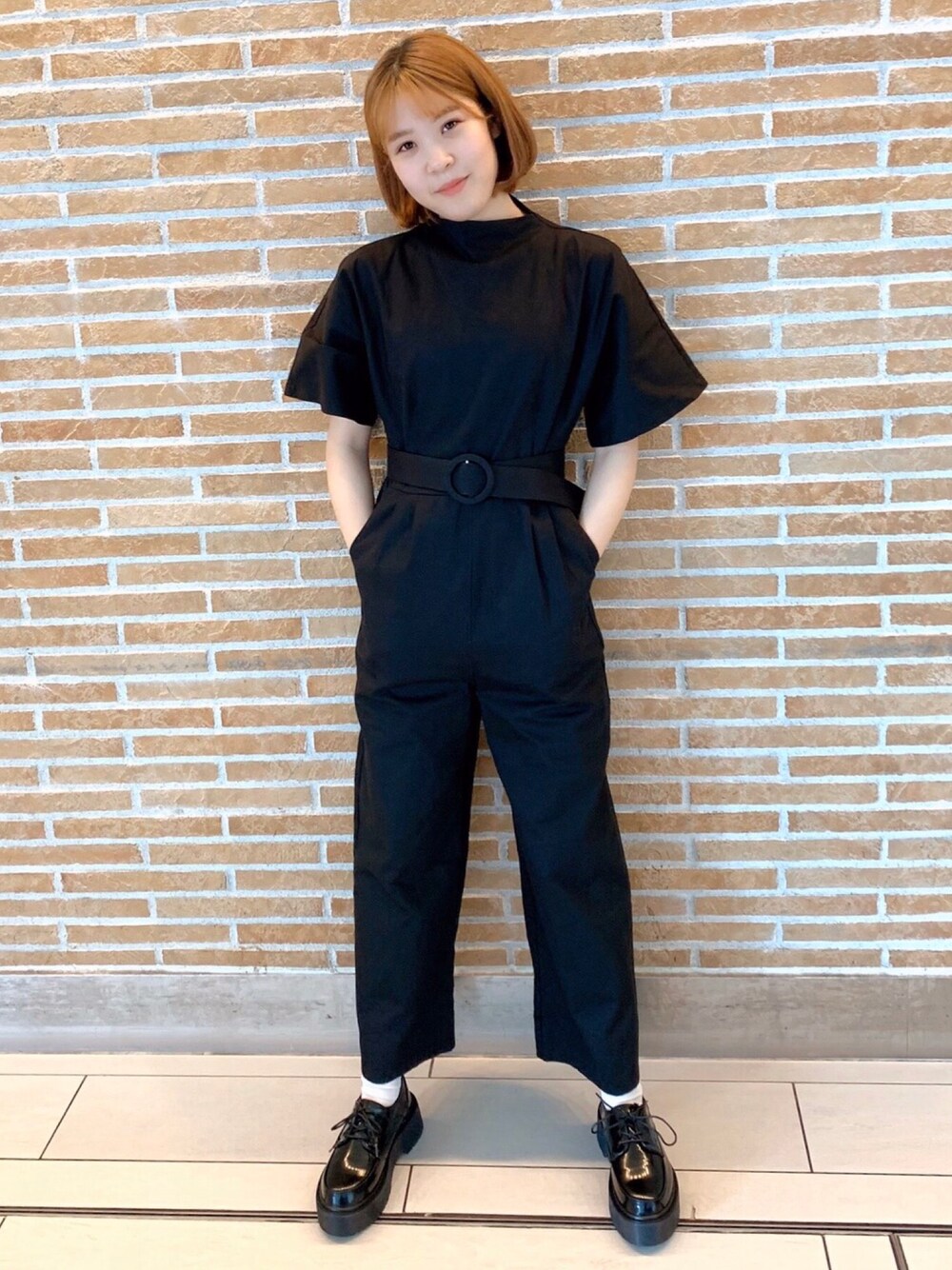 ブラック系のつなぎ/オールインワンを着用したレディースの春コーディネートの1枚目の写真