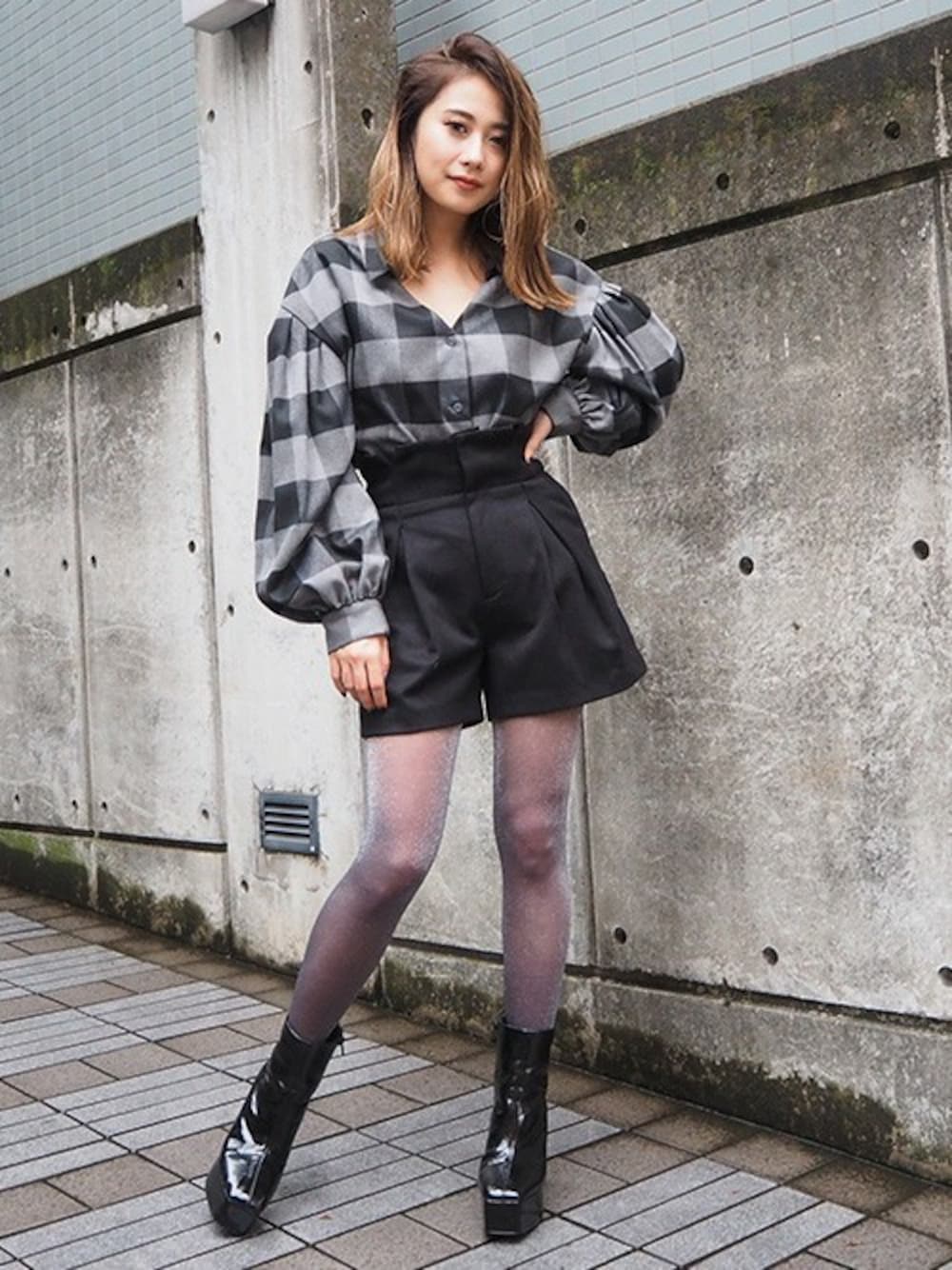 ブラック系のその他パンツ、その他のシャツ/ブラウス、ブラック系のその他シューズを着用したレディースの秋コーディネートの1枚目の写真