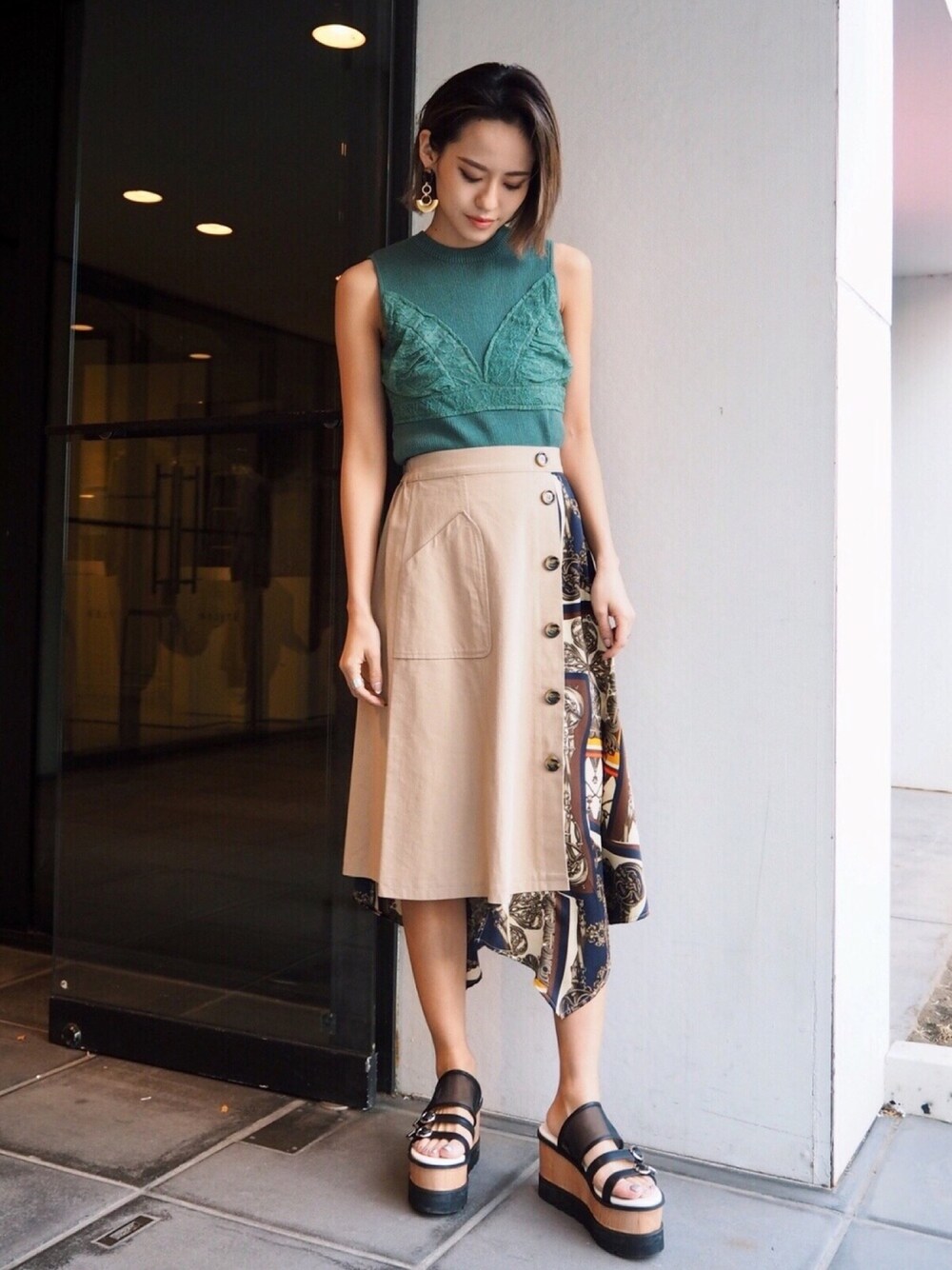 「春、夏コーデ、ootd、murua、きれいめカジュアル、大人カジュアル、スカート、スカーフ柄」｜「MURUAのスカーフドッキングスカート（スカート、ベージュ系）」を使った、MURUAさん（レディース・160cm）の春コーディネートの1枚目の写真
