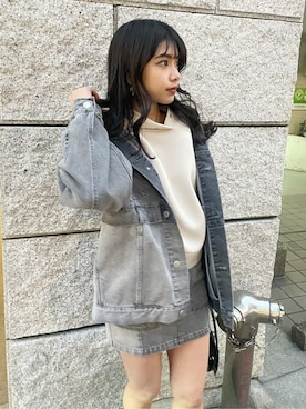 デニムジャケット（グレー系）を使った「オーバーサイズ」の