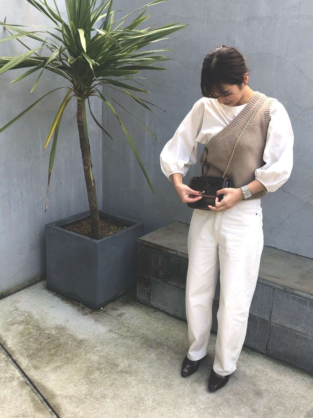 「ブラウン色に染まれ、dholic、SENSEOFPLACE、CHARLES＆KEITH」｜「DHOLICのサイドリボンワンショルベスト（ベスト、ベージュ系）」を使った、さちさん（レディース・162cm）の冬コーディネートの1枚目の写真