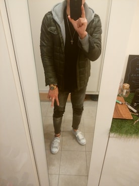「カーキ色」｜「アイテム（ブラック系）」を使った、hiroさん（メンズ・176cm）の春コーディネート