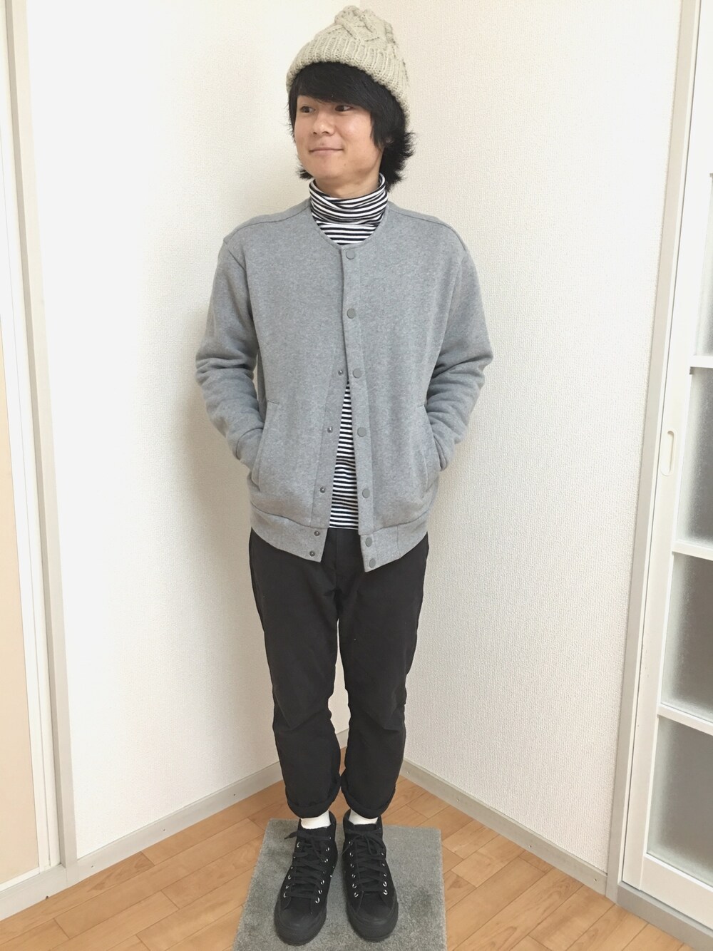 「GLOBAL WORK、ゆるコーデ、黒、ボーダー、コンバース、ハイカットスニーカー、ケーブルニット、ノーカラー」｜「GLOBAL WORKのA/Wケーブルワッチ/549844（ニットキャップ/ビーニー、ベージュ系）」を使った、つっきーさん（メンズ・165cm）の冬コーディネートの1枚目の写真