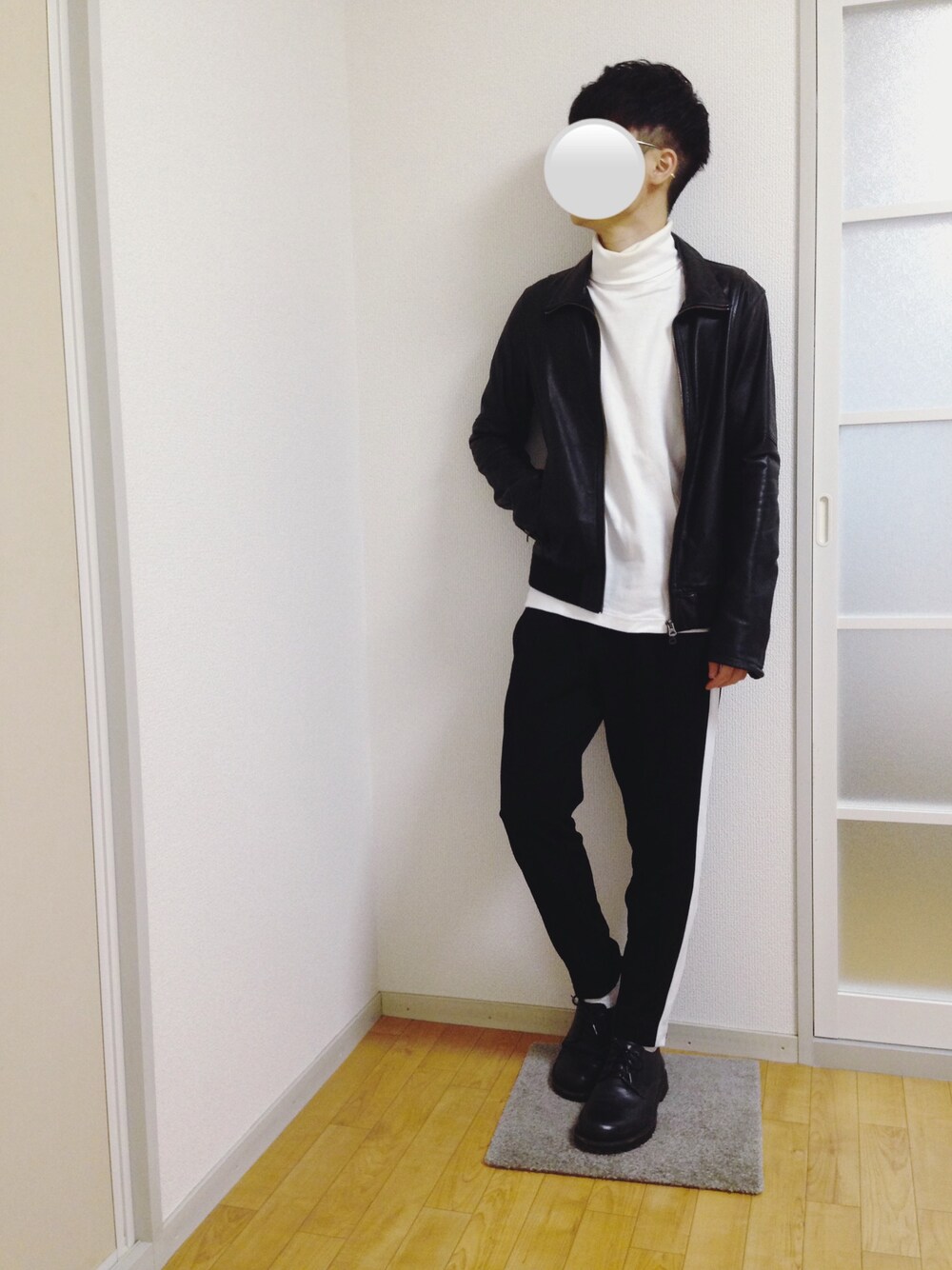 「shama、GLOBAL WORK、birkenstock、ライダース、レザージャケット、トラックパンツ、タートルネック、スポーツミックス、モノトーン、休日スタイル」｜「shamaのアイテム（ライダースジャケット、ブラック系）」を使った、つっきーさん（メンズ・165cm）の秋コーディネートの1枚目の写真