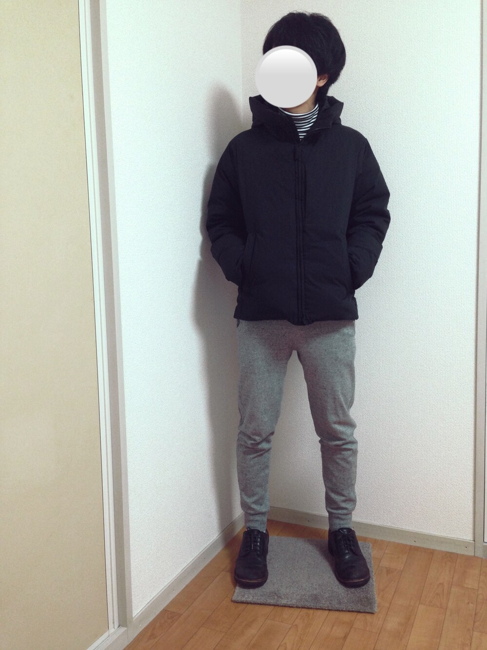 「BEAUTY&YOUTH UNITED ARROWS、GLOBAL WORK、REAGAL、ダウンジャケット、タートルネック、スウェットパンツ、レザーシューズ、リラックススタイル、ボーダー、ブラック」｜「BEAUTY&YOUTH UNITED ARROWSのBY TC/ウェザー フード ダウンジャケット（ダウンジャケット/コート、ブラック系）」を使った、つっきーさん（メンズ・165cm）の冬コーディネートの1枚目の写真