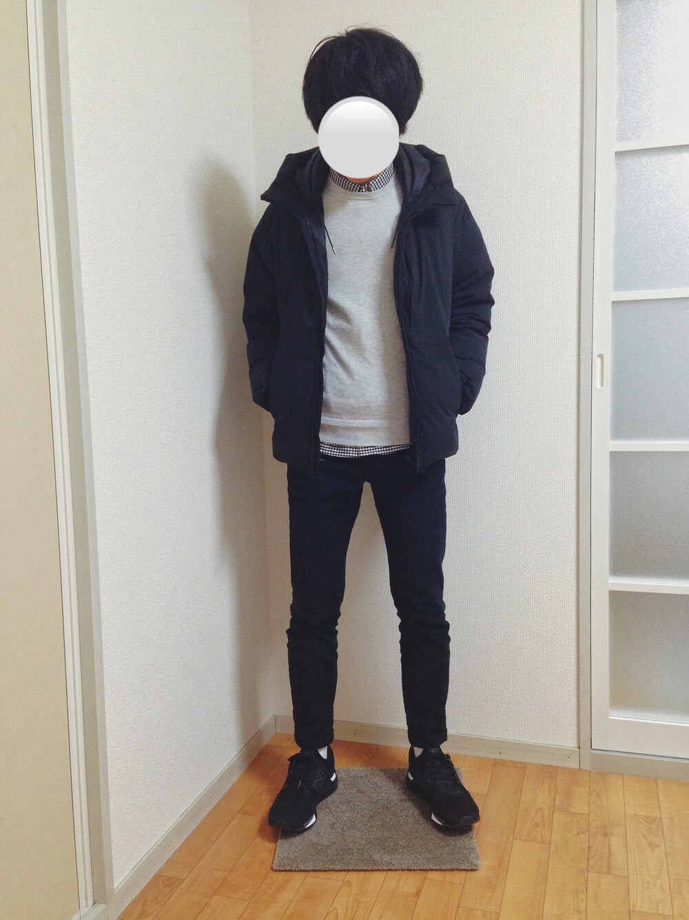 「BEAUTY&YOUTH UNITED ARROWS、UNIQLO、WEGO、GU、New Balance、ダウンジャケット、ニット、ギンガムチェック、スキニー、スニーカー」｜「BEAUTY&YOUTH UNITED ARROWSのBY TC/ウェザー フード ダウンジャケット（ダウンジャケット/コート、ブラック系）」を使った、つっきーさん（メンズ・165cm）の冬コーディネートの1枚目の写真