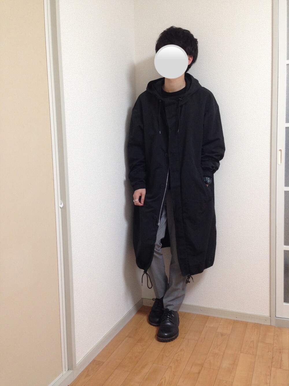 「GLOBAL WORK、Maison Margiela、STUDIOUS、birkenstock、G-SHOCK、モッズコート、オーバーサイズ、モノトーン、ビッグシルエット」｜「GLOBAL WORKのオーバーサイズモッズコート/760387（モッズコート、ブラック系）」を使った、つっきーさん（メンズ・165cm）の春コーディネートの1枚目の写真