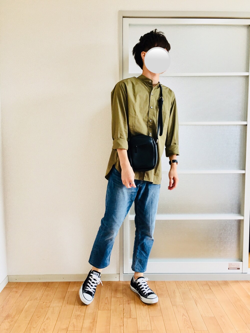 「秋コーデ、秋服準備はじめました、大人カジュアル、きれいめカジュアル、GLOBAL WORK、カーキ、バンドカラー、デニム、converse、カジュアル」｜「GLOBAL WORKのブロードバンドカラー長袖/796908（シャツ/ブラウス、グリーン系）」を使った、つっきーさん（メンズ・165cm）の秋コーディネートの1枚目の写真