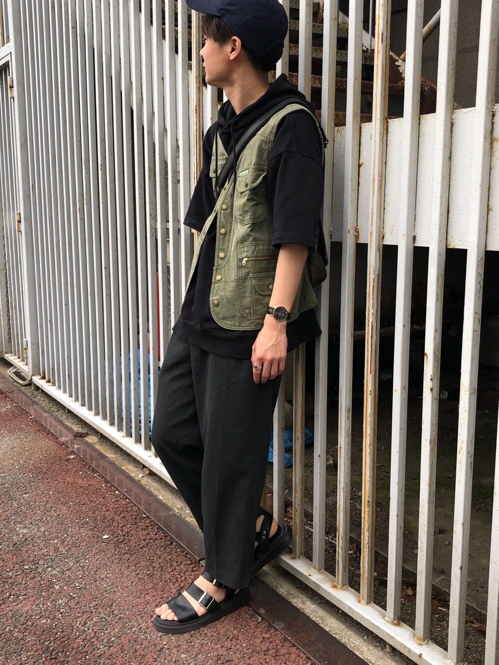 「春夏コーデ、古着、プチプラコーデ、Dr.Martens、サンダル、GU、カーキ、ブラック、GROBAL WORK、グローバルワーク(GLOBAL WORK)」｜「GUのアイテム（パーカー、ブラック系）」を使った、つっきーさん（メンズ・165cm）の夏コーディネートの1枚目の写真