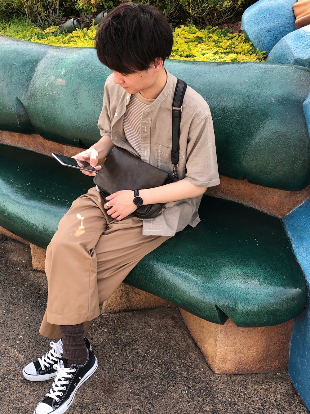 「夏、シンプルコーデ、ワントーンコーデ、ベージュ、ベージュコーデ、シミラールック、バンドカラー、シャツスタイル、converse、GROBAL WORK」｜「GLOBAL WORKのパナマバンドドライシャツ/831419（シャツ/ブラウス、ベージュ系）」を使った、つっきーさん（メンズ・165cm）の夏コーディネートの1枚目の写真