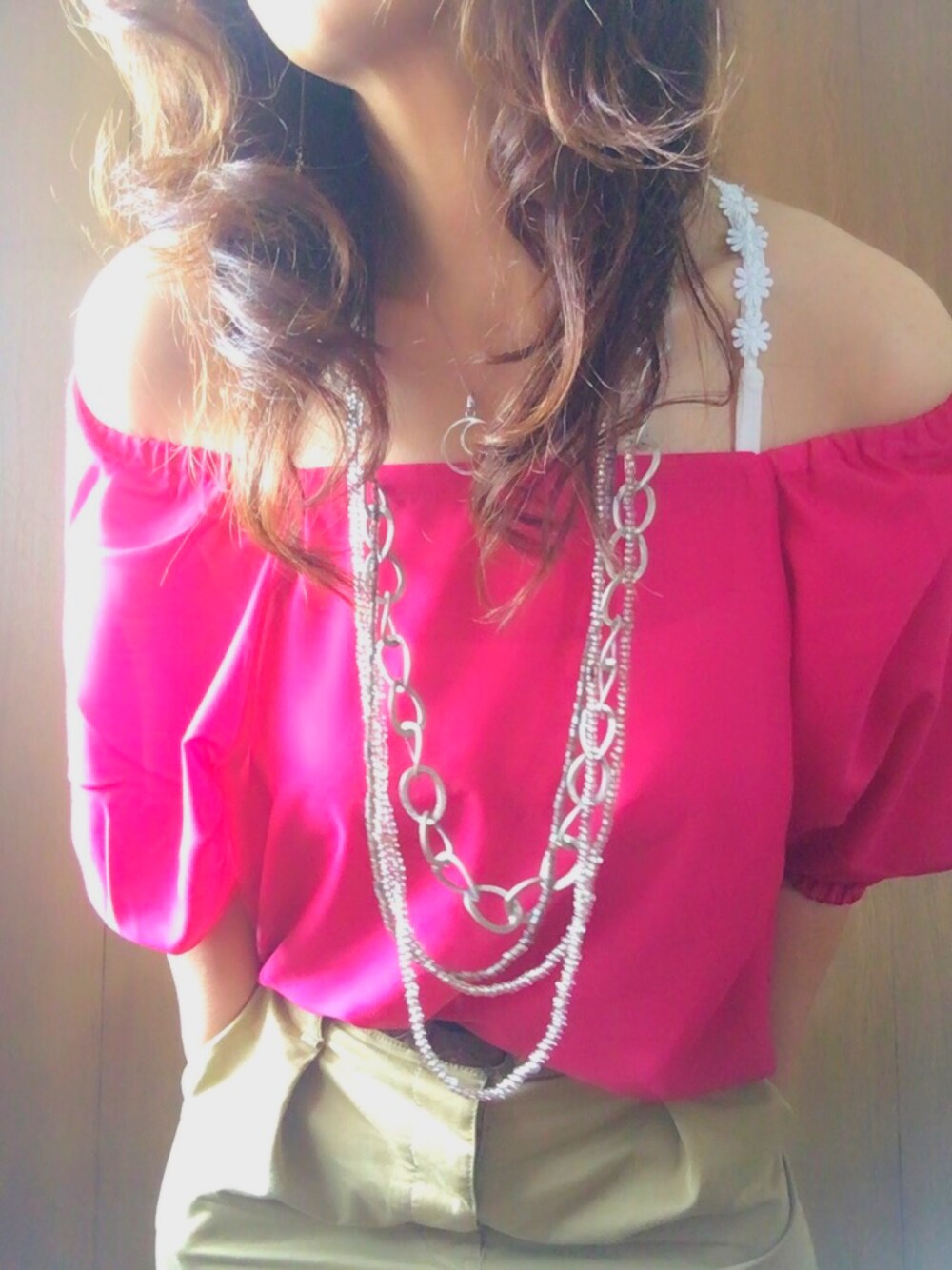 ピンク系のシャツ/ブラウス、ベージュ系のその他パンツを着用したレディースの夏コーディネートの1枚目の写真