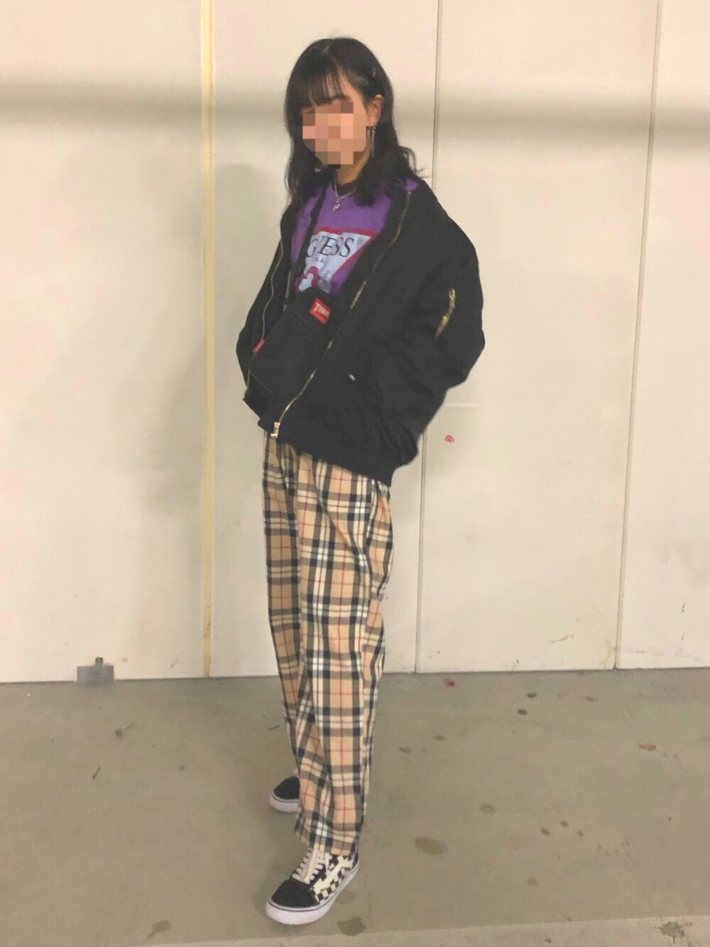 「韓国ファッション、guess、burberry、THRASHER、お洒落さんとつながりたい、足元倶楽部、スニーカー、ストリート」｜「GuessのGUESS Originals S/S CLASSIC TRIANGLE LOGO TEE【JAPAN EXCLUSIVE ITEM】（Tシャツ/カットソー、パープル系）」を使った、sakiさん（レディース・167cm）の冬コーディネートの1枚目の写真