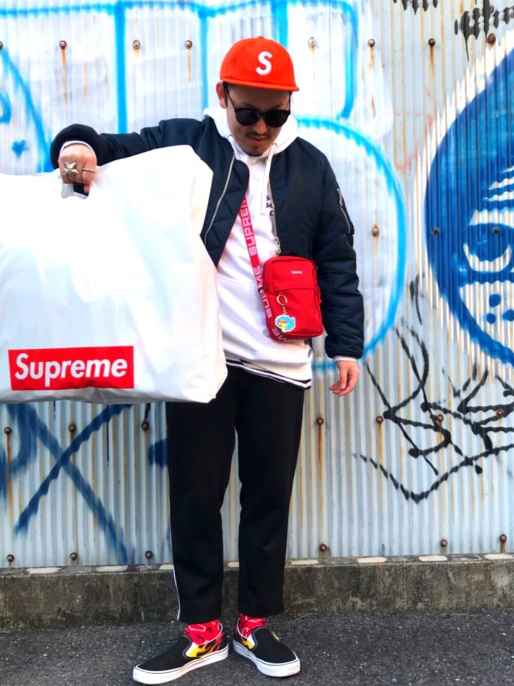 「supreme、シュプリーム、antisocialsocialclub、VANS、streetstyle、street、春コーデ、おしゃれさんと繋がりたい、はるコーデ、2018マイベストコーデ」｜「Supreme のアイテム（キャップ、オレンジ系）」を使った、MR.kiwiさん（メンズ・170cm）の春コーディネートの1枚目の写真