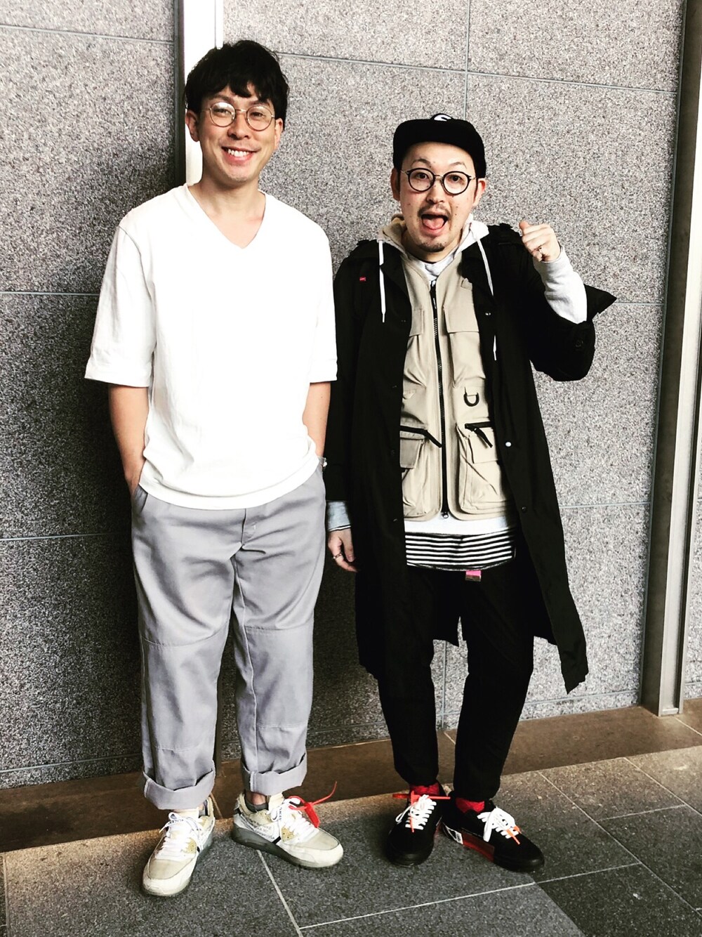 「春、ストリートMIX、お洒落さんとつながりたい、フィッシングベスト、ステンカラーコート、春コーデ、off white、supreme、UNIQLO、carhartt」｜「off whiteのアイテム（スニーカー、ブラック系）」を使った、MR.kiwiさん（メンズ・170cm）の春コーディネートの1枚目の写真