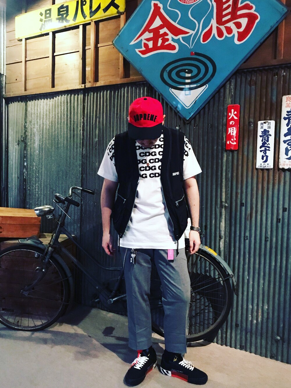 「夏だ！Tシャツ着よう！、supreme、THE NORTH FACE、CDG、off white、夏コーデ、夏、ベスト、streetstyle、お洒落さんとつながりたい」｜「Supreme のアイテム（キャップ、レッド系）」を使った、MR.kiwiさん（メンズ・170cm）の夏コーディネートの1枚目の写真