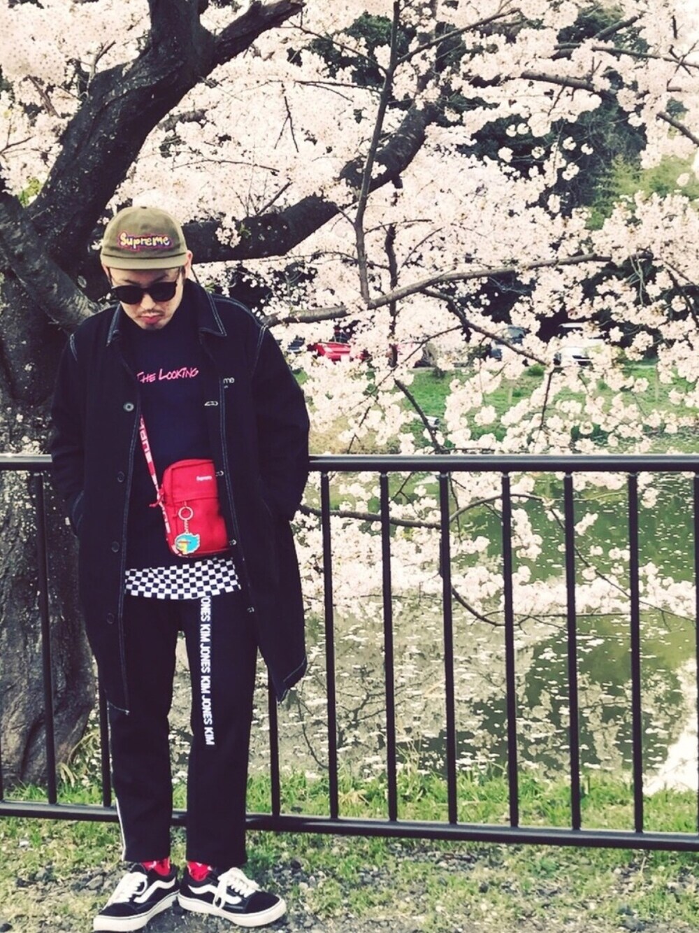 「supreme、GU、Kim jones、streetstyle、春コーデ、シュプリーム、春、トレンチコート、差し色(赤)、チェック柄に恋してる」｜「Supreme のアイテム（キャップ、その他）」を使った、MR.kiwiさん（メンズ・170cm）の春コーディネートの1枚目の写真