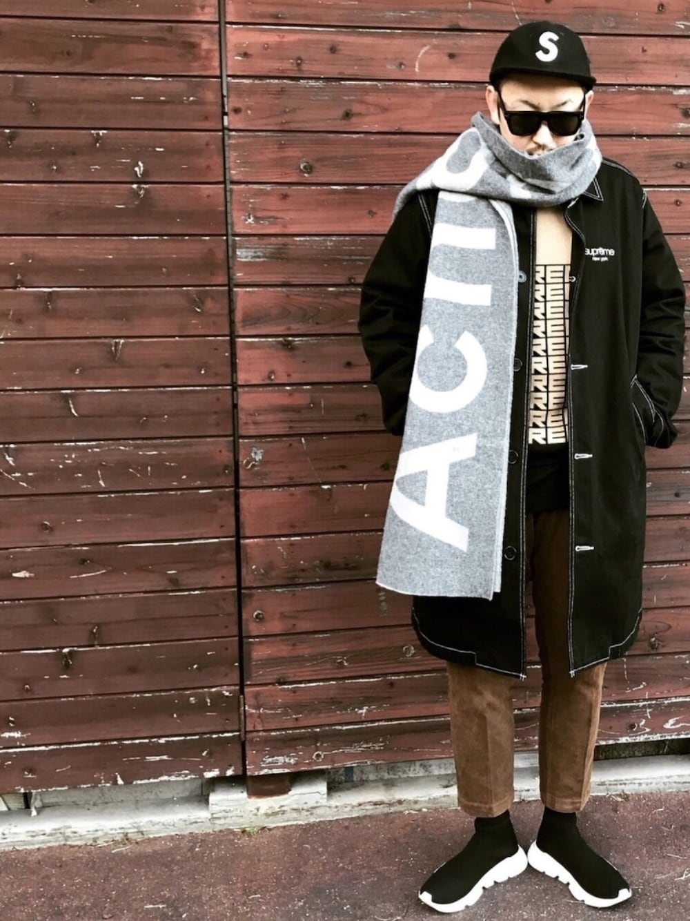 「supreme、AcneStudios、UNIQLO、BALENCIAGA、大判ストール、ストリートMIX、黒×ベージュ、コーデュロイパンツ、レイヤードstyle、年末WEAR感謝祭」｜「Supreme のキャップ（キャップ、ブラック系）」を使った、MR.kiwiさん（メンズ・170cm）の冬コーディネートの1枚目の写真