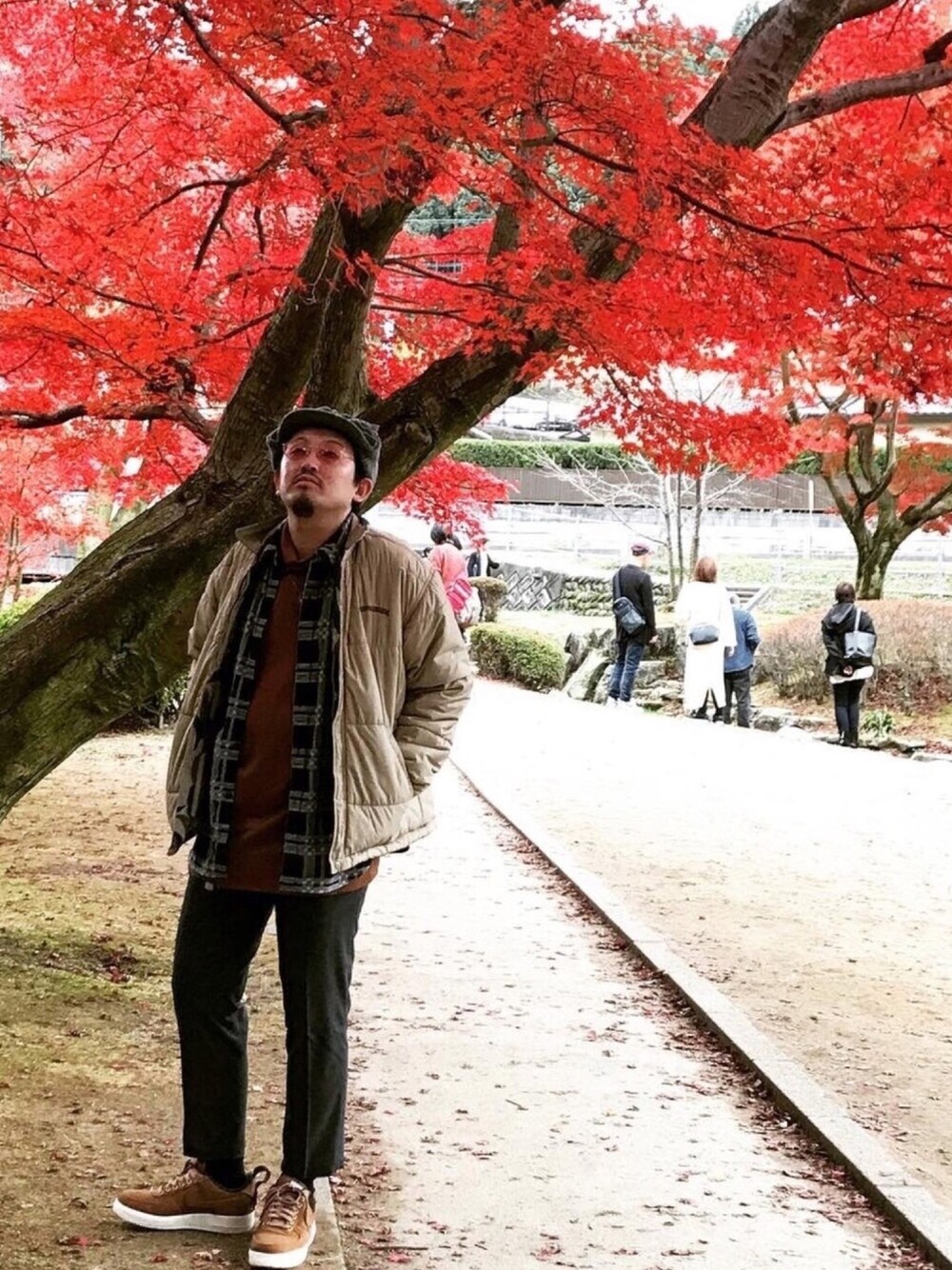 「supreme、UNUSED、UNIQLO、NIKE、冬のコーデ、休日スタイル、紅葉、ストリート、streetstyle、ブラウン色に染まれ」｜「UNUSEDのアイテム（ニットキャップ/ビーニー、グレー系）」を使った、MR.kiwiさん（メンズ・170cm）の冬コーディネートの1枚目の写真