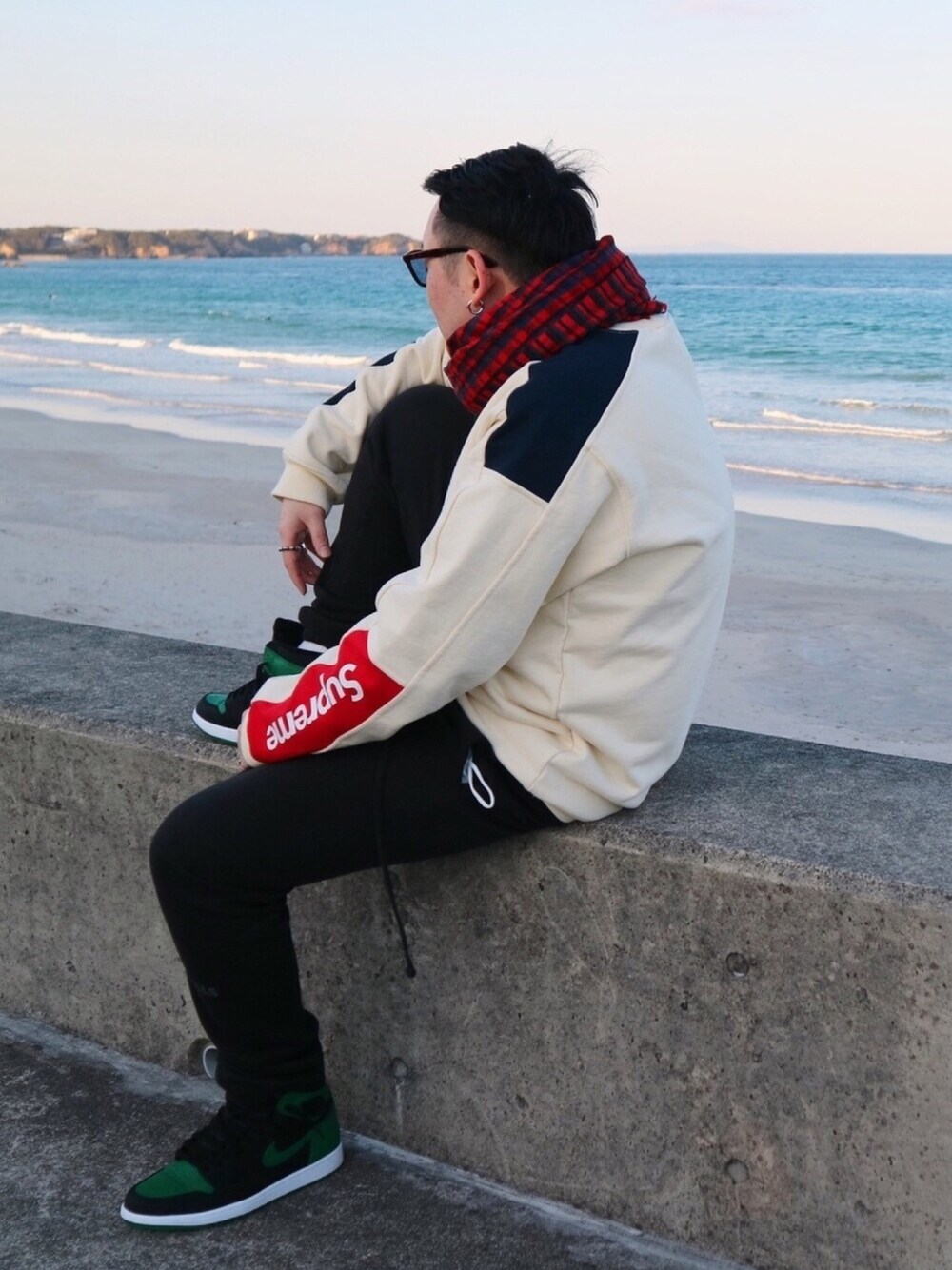 「supreme、LouisVuitton、ESSENTIALS、NIKE、AIR JORDAN、シュプリーム、春コーデ、ストリート、ストリートコーデ、私の推しブランド」｜「A.D.S.R.のADSR/エーディーエスアール/ZAPPA（サングラス、ブラウン系）」を使った、MR.kiwiさん（メンズ・170cm）の春コーディネートの1枚目の写真