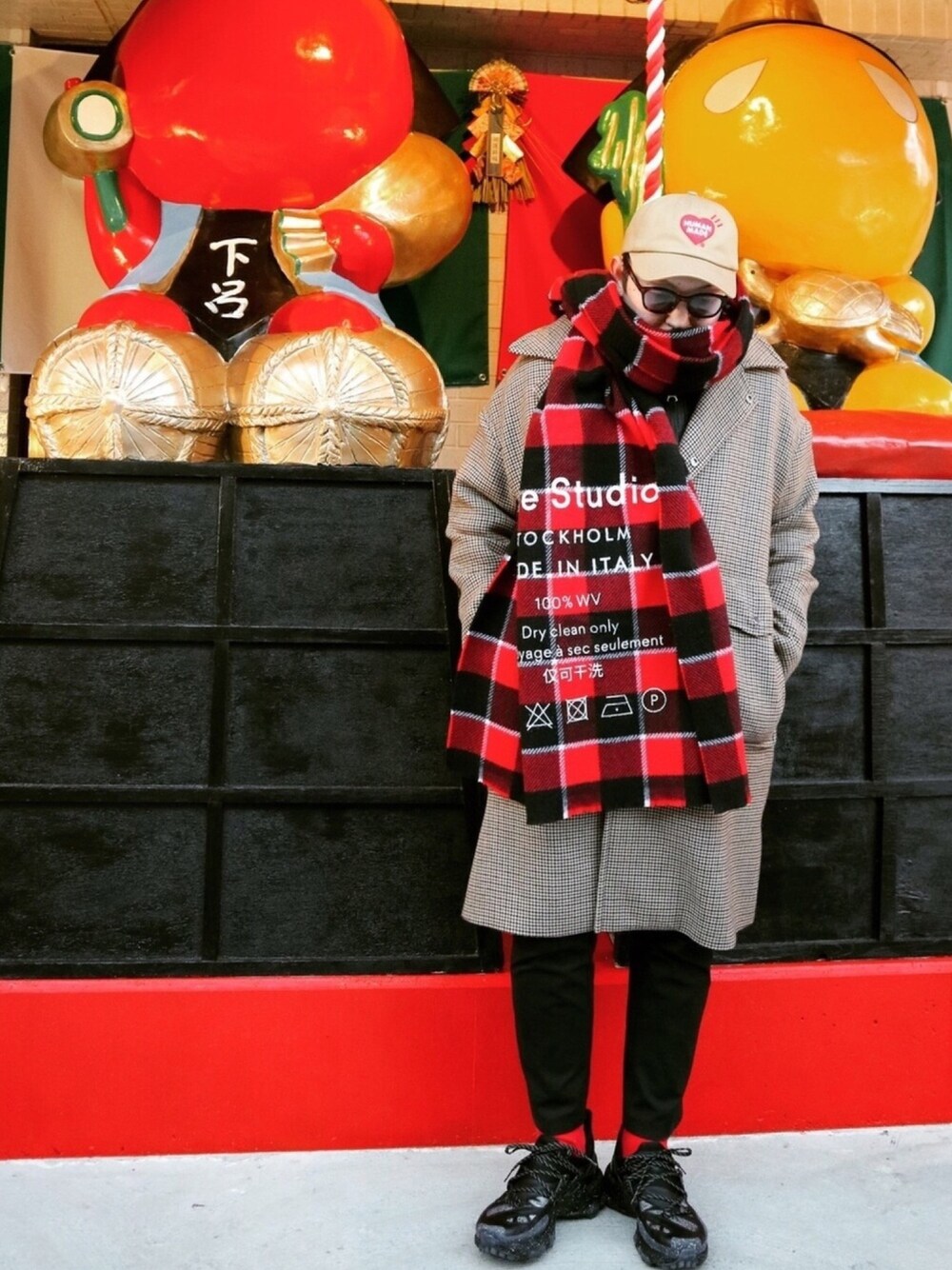 「温泉、ACNE、HUMAN MADE、UNUSED、UNIQLO、UNDER COVER、NIKE、ストリートMIX、差し色(赤)、私の推しブランド」｜「HUMAN MADEのアイテム（キャップ、ベージュ系）」を使った、MR.kiwiさん（メンズ・170cm）の春コーディネートの1枚目の写真