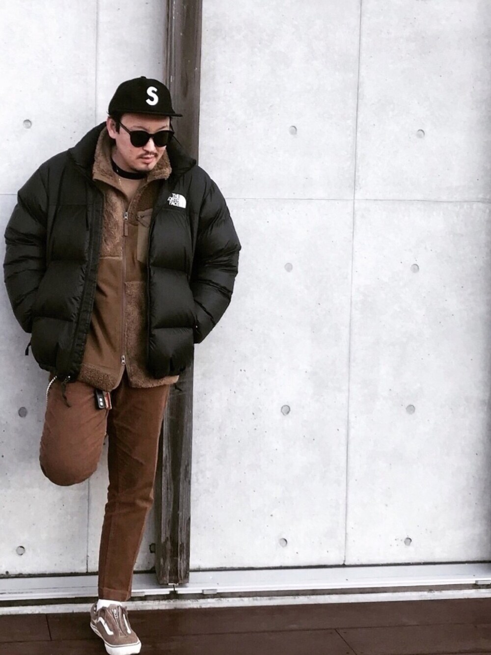 「THE NORTH FACE、UNIQLO、nonnative、VANS、supreme、ヌプシ、ダウンジャケット、ストリートカジュアル、ブラウン色に染まれ、私の推しブランド」｜「Supreme のキャップ（キャップ、ブラック系）」を使った、MR.kiwiさん（メンズ・170cm）の冬コーディネートの1枚目の写真