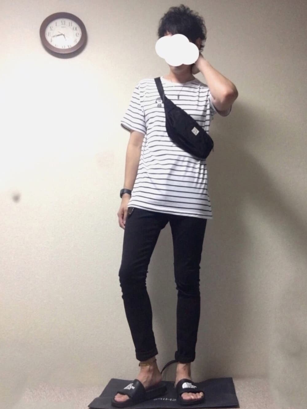 その他のTシャツ/カットソー、ブラック系のボディバッグ/ウエストポーチ、ブラック系のデニムパンツを着用したメンズの夏コーディネートの1枚目の写真