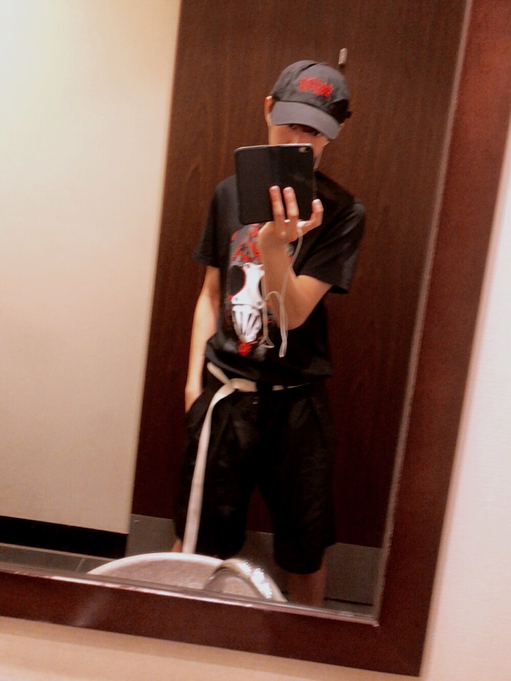 「大学生ファッション、street、ガチャベルト 白、ootd、黒、黒コーデ、ハーフパンツ」｜「GIVENCHYのアイテム（Tシャツ/カットソー、ブラック系）」を使った、shℹ︎nさん（メンズ・170cm）の夏コーディネートの1枚目の写真