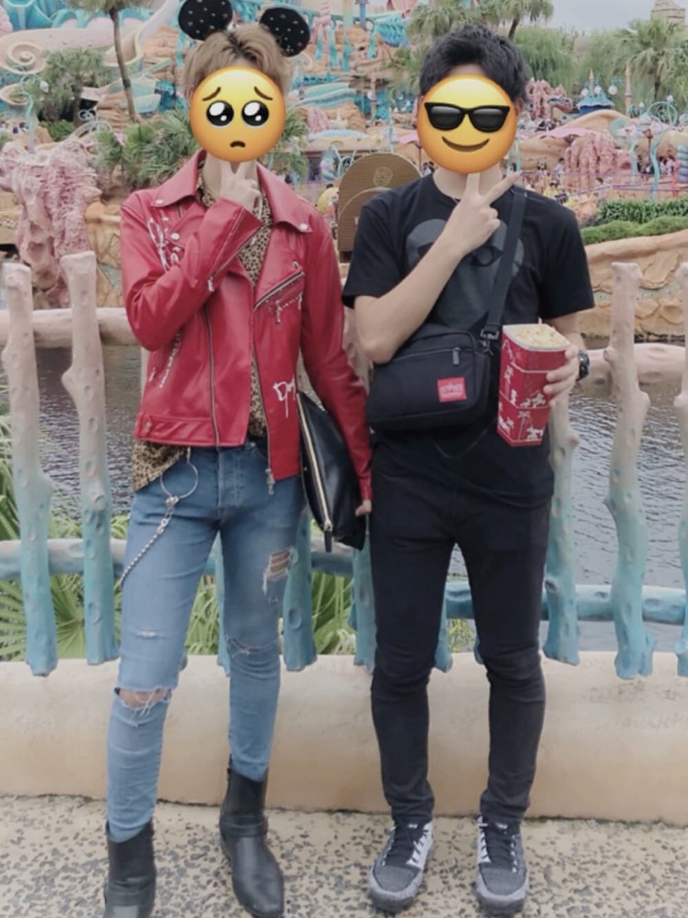 「ライダース、ootd、大人カジュアル、シンプル、黒、赤、disney、TDS、ディズニーシー」｜「Manhattan Portageのアイテム（ショルダーバッグ、ブラック系）」を使った、shℹ︎nさん（メンズ・174cm）の夏コーディネートの1枚目の写真