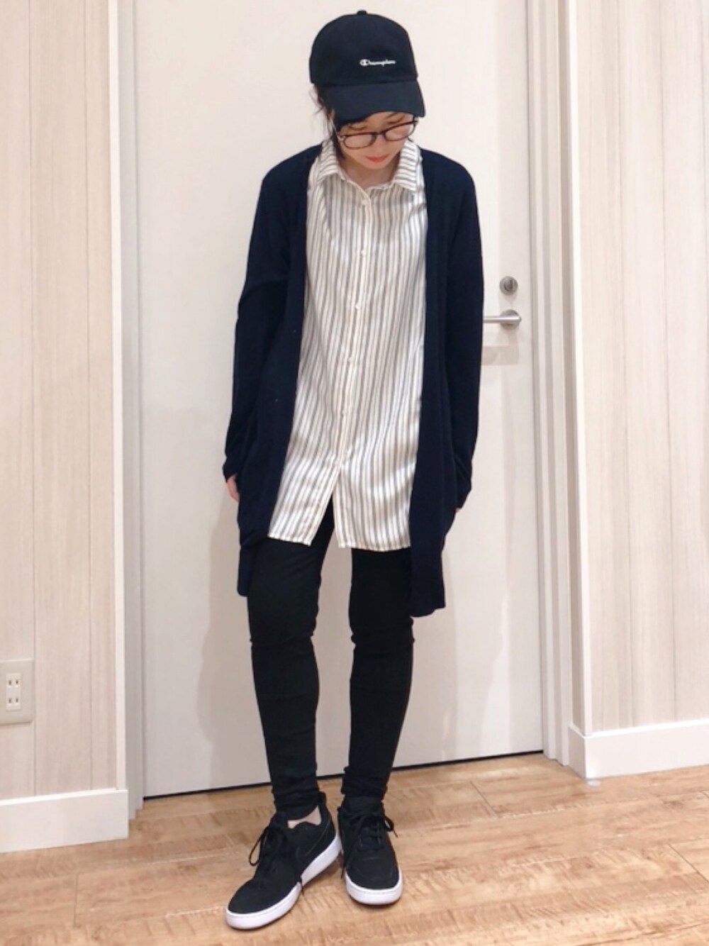 ブルー系のカーディガン/ボレロ、ホワイト系のシャツ/ブラウス、ブラック系のその他パンツを着用したレディースの春コーディネートの1枚目の写真