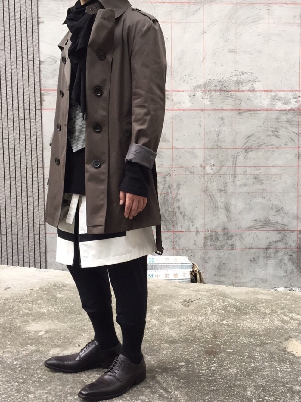 「オトナカジュアル、ラフ、スキニーデニム、休日スタイル、黒スキニー、outfit、ロールアップ、burberry、COMME des GARCONS、yoshio kubo」｜「BURBERRYのアイテム（ダウンジャケット/コート、ブラウン系）」を使った、Detail.Jeffiexさん（メンズ・167cm）の春コーディネートの1枚目の写真