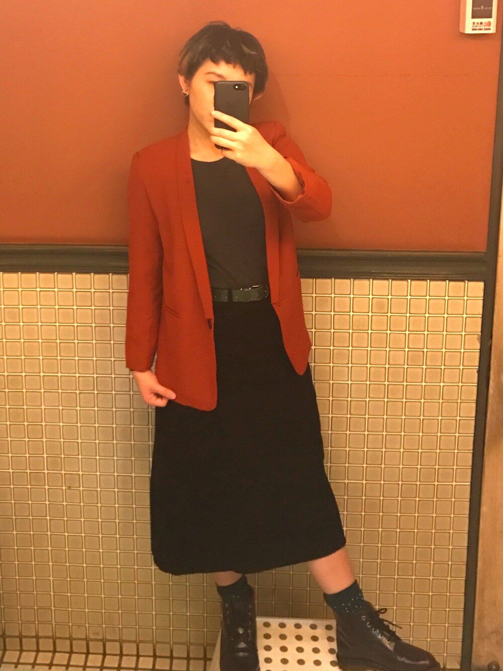 「古著、Dr.Martens、ZARA、無印良品、黒」｜「古著のアイテム（スカート、ブラック系）」を使った、芮翠樹さん（レディース・164cm）の冬コーディネートの1枚目の写真
