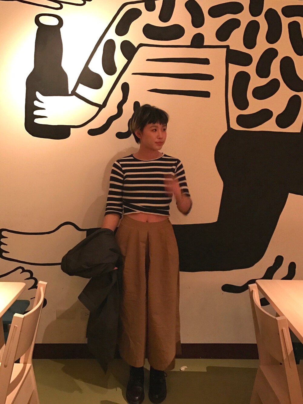 「Dr.Martens、MUJI、Pull&Bear、girl」｜「無印良品のアイテム（チノパンツ、ベージュ系）」を使った、芮翠樹さん（レディース・164cm）の冬コーディネートの1枚目の写真