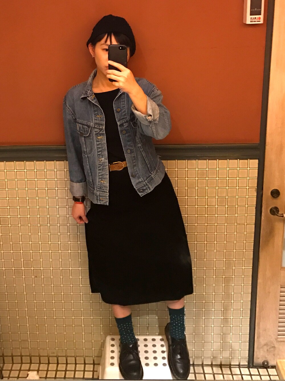 「spring、outfit、黒、springstlye、雨の日コーデ、春コーデ、Dr.Martens、MUJI」｜「古著のアイテム（デニムジャケット、ブルー系）」を使った、芮翠樹さん（レディース・164cm）の春コーディネートの1枚目の写真