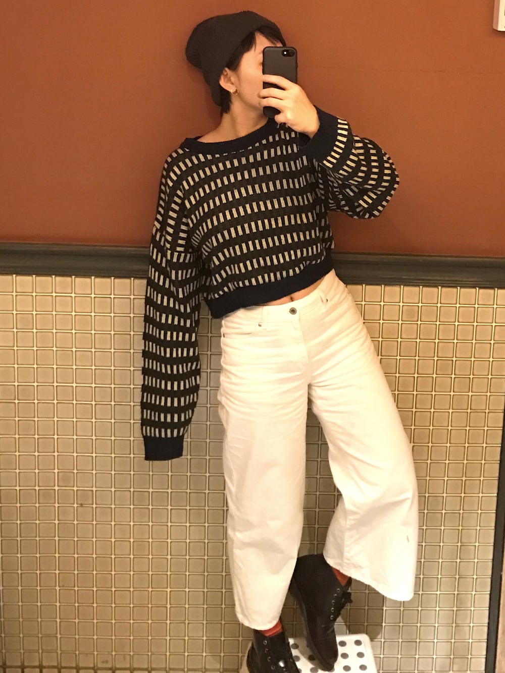 「spring、ootd、outfit、黒、雨の日コーデ、Dr.Martens、GU、白Tシャツ」｜「古著のアイテム（ニット/セーター、グリーン系）」を使った、芮翠樹さん（レディース・164cm）の春コーディネートの1枚目の写真