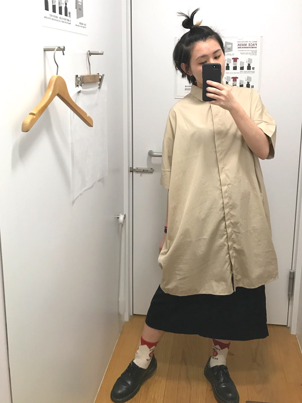 「Dr.Martens、MUJI、lady、Taiwan、TAIPEI、black、古著」｜「無印良品のアイテム（シャツ/ブラウス、ベージュ系）」を使った、芮翠樹さん（レディース・164cm）の春コーディネートの1枚目の写真