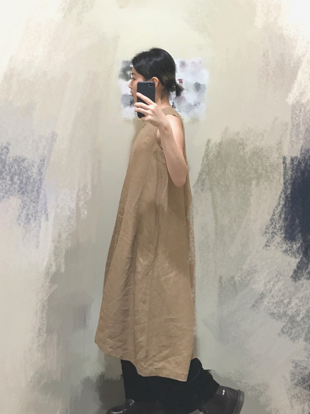「休日スタイル、大人カジュアル、今日のコーデ、outfit、ootd、MUJI、無印良品、Dr.Martens」｜「無印良品のアイテム（シャツワンピース、ベージュ系）」を使った、芮翠樹さん（レディース・164cm）の春コーディネートの1枚目の写真