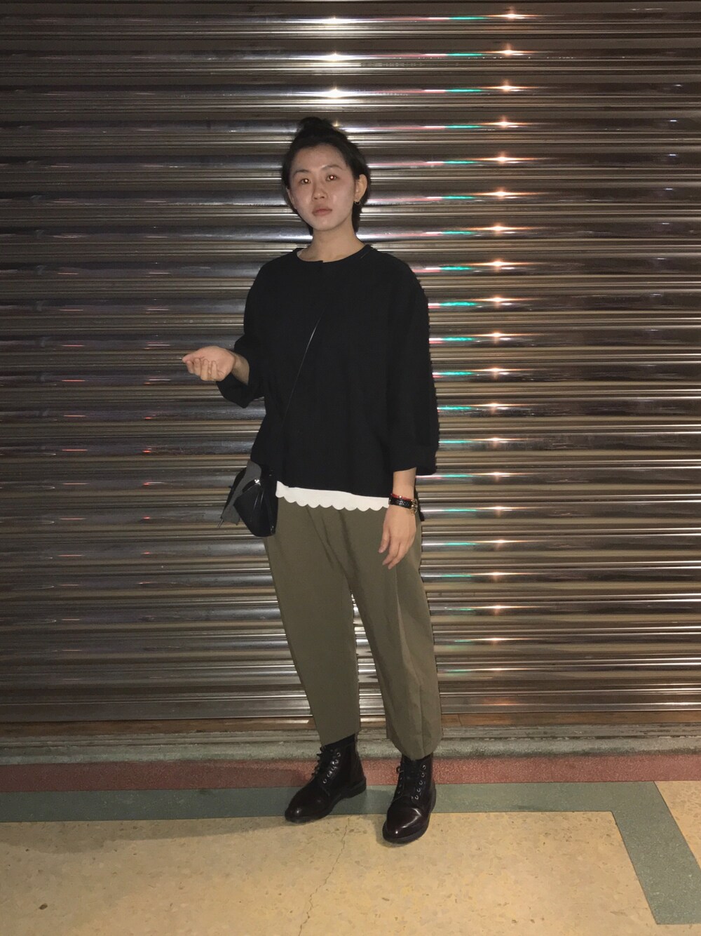 「uu、UNIQLO、Dr.Martens、mooncat、H&M、Taiwan、TAIPEI、night、outfit、春コーデ」｜「UUのアイテム（シャツ/ブラウス、ブラック系）」を使った、芮翠樹さん（レディース・164cm）の春コーディネートの1枚目の写真
