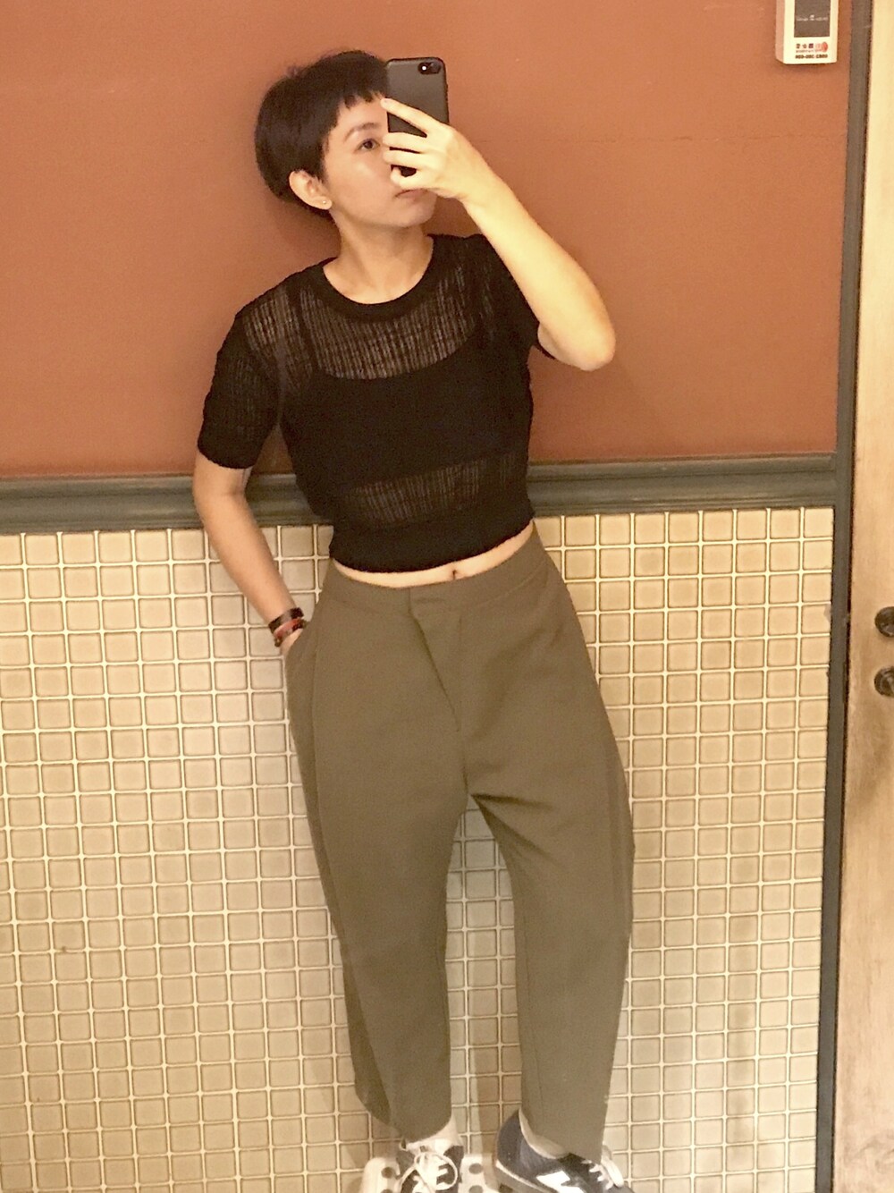 「秋、秋服、ootd、大人カジュアル、通勤コーデ、New Balance、Taiwan、TAIPEI」｜「QUEEN SHOPのアイテム（ニット/セーター、ブラック系）」を使った、芮翠樹さん（レディース・164cm）の秋コーディネートの1枚目の写真